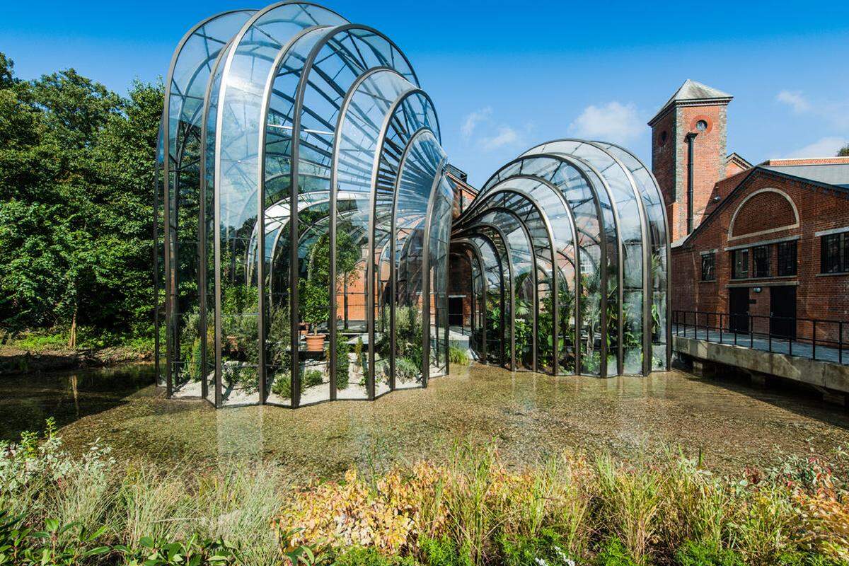 Das zwei Hektar gro&szlig;e Grundst&uuml;ck im S&uuml;den Englands besteht aus 40 Geb&auml;uden, und ist gr&ouml;&szlig;tenteils im viktorianischen und edwardianischen Architekturstil gehalten.