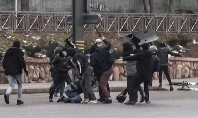 Gewaltexzesse beim Versuch der Niederschlagung der Unruhen in der kasachischen Wirtschaftsmetropole Almaty. Dutzende Menschen kamen ums Leben. 