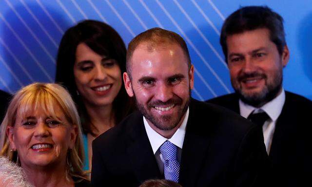 Der 37-jährige Martín Guzmán (Bildmitte) stand in der zweiten Reihe der Ministerriege, die am Freitag präsentiert wurde. Der neue Finanzminister ist wenigen bekannt, dürfte aber bald in aller Munde sein. 