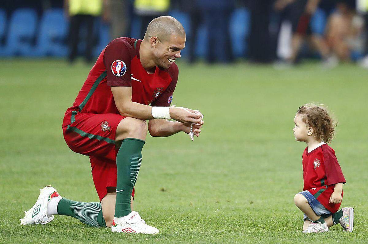 Pepe, sonst kompromissloser Verteidiger, kann mit Töchterchen auch ganz ruhig den Viertelfinalsieg genießen.