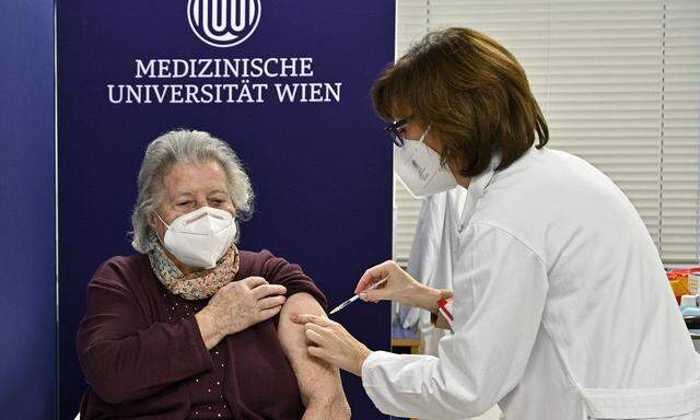 Die erste Impfung gegen das Coronavirus in Österreich wird einer Frau über 80 Jahre von Ursula Wiedermann-Schmidt verabreicht