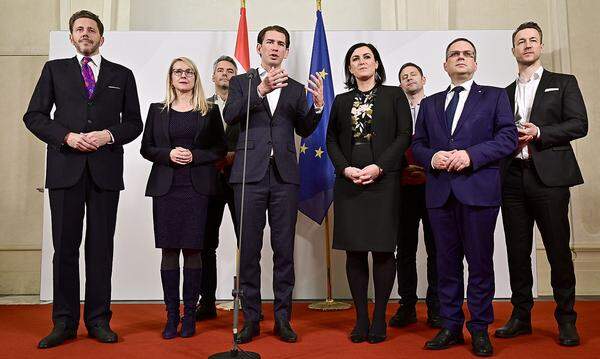 Hier sieht man einen großen Teil des ÖVP-Regierungsteams. Sowohl Margarete Schramböck, Karl Nehammer, Sebastian Kurz, Elisabeth Köstinger sowie Gernot Blümel werden innerhalb der türkis-grünen Regierung Ministerämter übernehmen.