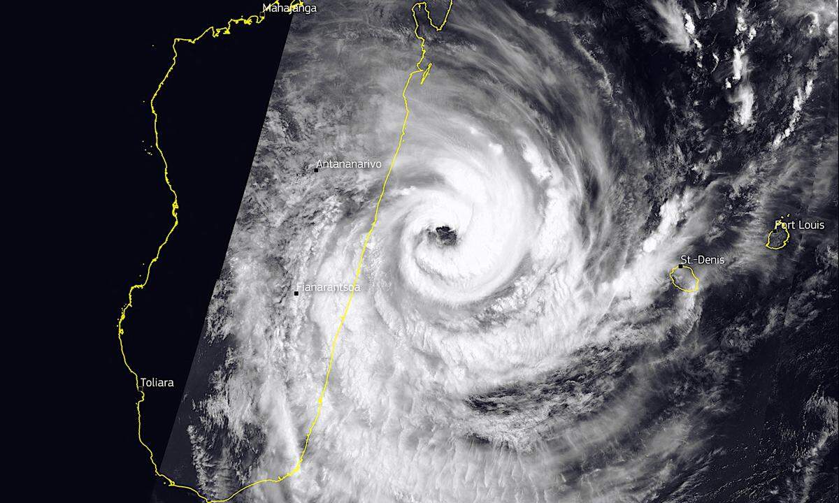 Zyklon "Batsirai" erreichte Madagaskar am Wochenende als "intensiver tropischer Wirbelsturm" mit Windgeschwindigkeiten von 165 Kilometern pro Stunde. Hier zu sehen ein Satellitenbild vom Samstag, als der Sturm sich der Insel näherte.