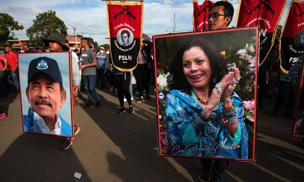 Anhänger von Daniel Ortega und Rosario Murillo während einer Demonstration zum Internationalen Frauentag am 8. März. Das Präsidentenpaar regiert das Land mit harter Hand. 