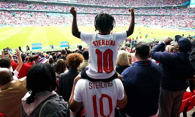 Für Sohn Thiago ist Raheem Sterling selbstredend immer der Held. Nach seinem Treffer im Achtelfinale gegen Deutschland steht der City-Stürmer nun auch bei den übrigen englischen Fans hoch im Kurs.   