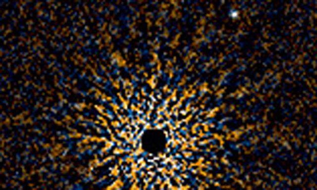 Der Exoplanet GJ 504 b (rechts oben)  ist nur deshalb zu sehen, weil das Licht seines Sterns GJ 504 unterdrückt wurde.