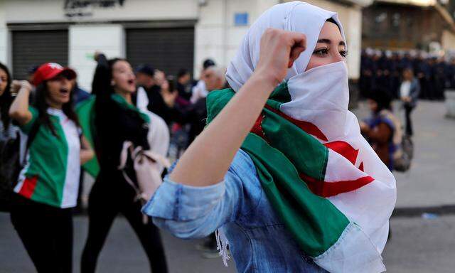 In Algier gingen erneut vor allem junge Leute auf die Straße, um gegen den altersschwachen Langzeitmachthaber zu demonstrieren.