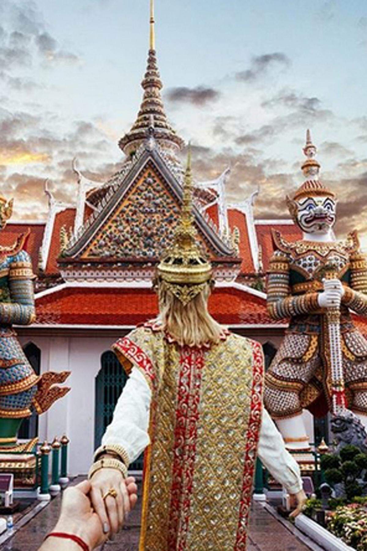 "Ich mochte das Ergebnis", sagte der 32-Jährige gegenüber "Spiegel Online" und postete das Foto unter dem Hashtag #followmeto auf Instagram. Vor dem Wat Arun Tempel in Bangkok, Thailand.