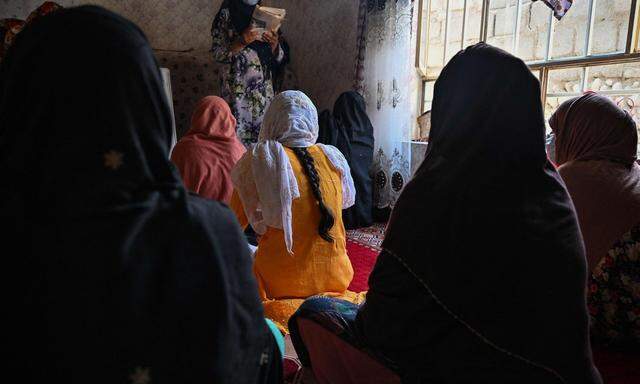 Die Taliban haben Mädchen in Afghanistan weitgehend vom Schulunterricht ausgeschlossen. Am Foto unterrichtet eine Frau heimlich Mädchen.