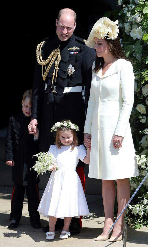 Auch als Blumenkinder spielten die Mini-Royals bei der Hochzeit von Onkel Harry und Herzogin Meghan eine Rolle. Während sich George schüchtern hinter Papa William versteckte, störte seine Schwester Charlotte der Trubel anscheinend weniger.