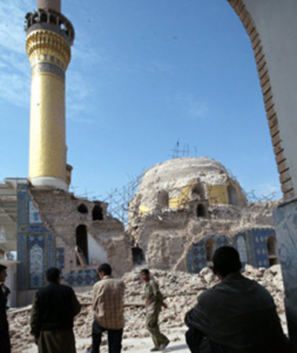 FEBRUAR22. Februar: (BILD) Extremisten platzieren einen Sprengsatz in der berühmten Askariya-Moschee in Samarra. Der Anschlag auf eines der wichtigsten schiitischen Heiligtümer im Irak löst schwere Unruhen aus. In den folgenden Tagen werden über hundert Menschen getötet. 27. Februar: Die EU droht Serbien und Bosnien-Herzegowina mit einer Unterbrechung der Verhandlungen über ein Stabilisierungs- und Assoziierungsabkommen. Beide Länder müssten die letzten flüchtigen Angeklagten, insbesondere Radovan Karadzic und Ratko Mladic, so schnell wie möglich vor das UNO-Kriegsverbrechertribunal bringen.