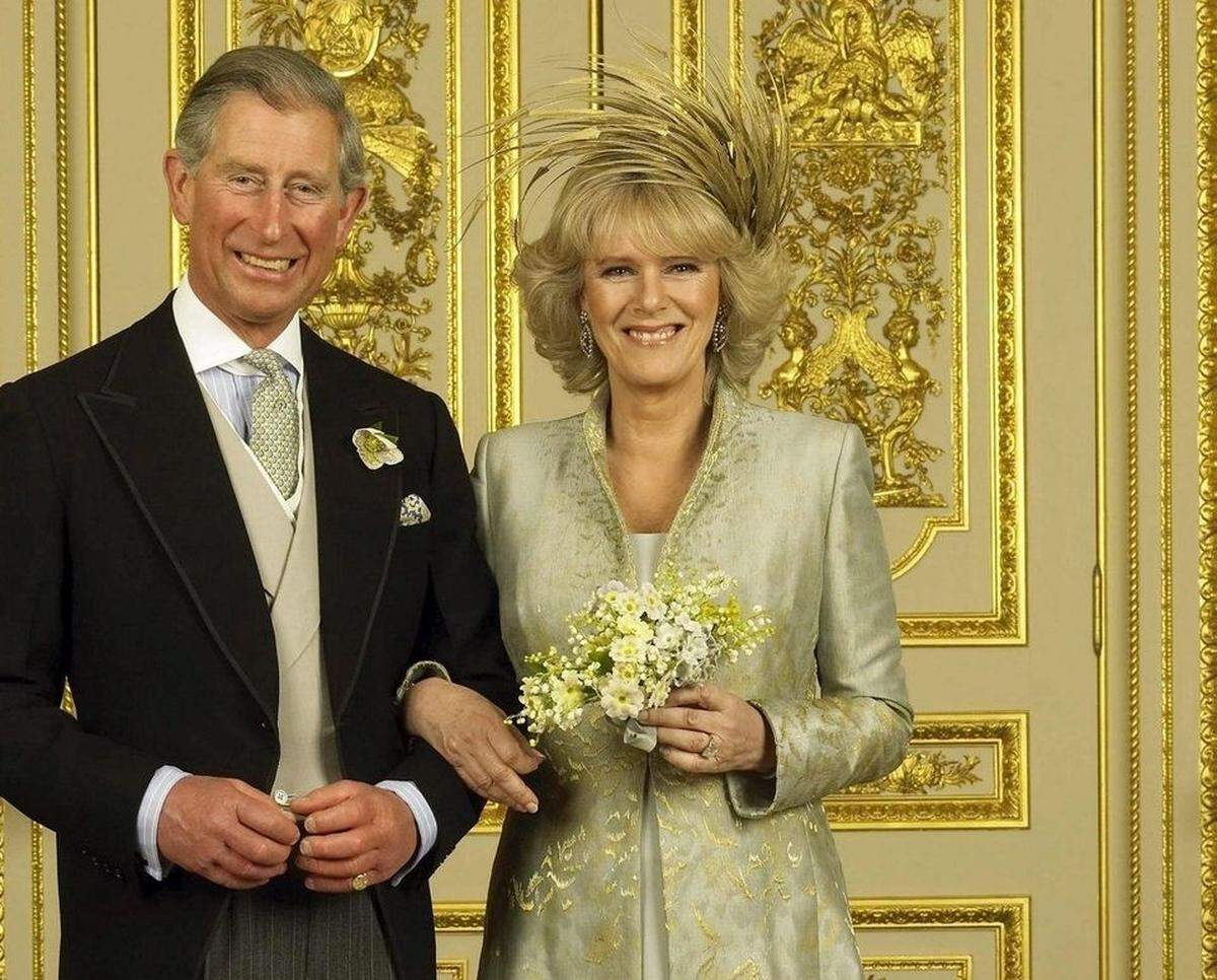 Ein Grund für die Trennung von Diana war die jahrelange Affäre von Charles und seiner Jugendliebe Camilla Parker Bowles. Erst 2005, über zehn Jahre nach der Trennung von Diana, heiratete er die Duchess of Cornwall schließlich in einer standesamtlichen Zeremonie. Medien beschrieben die Trauung als "Märchenhochzeit für Erwachsene".