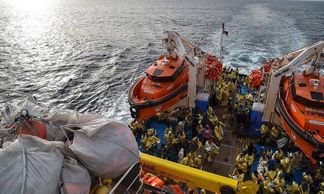 Rettungsschiffe verschiedenster Organisationen sind vor der libyschen Küste im Einsatz.