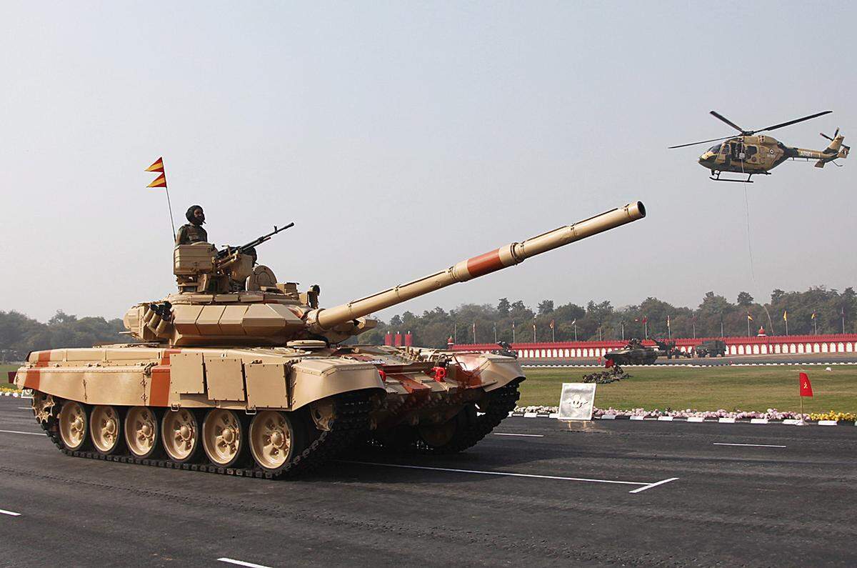 Nummer zwei der weltweiten Waffen-Lieferanten ist Russland (26 Prozent), das bekanntlich auch das Bürgerkriegsland Syrien mit seinem Kriegsgerät ausstattet. Man halte alle Vertragsvereinbarungen ein, heißt es dazu aus Moskau. Bild: Der russische Kampfpanzer T-90 in Diensten der indischen Armee während einer Militärparade.