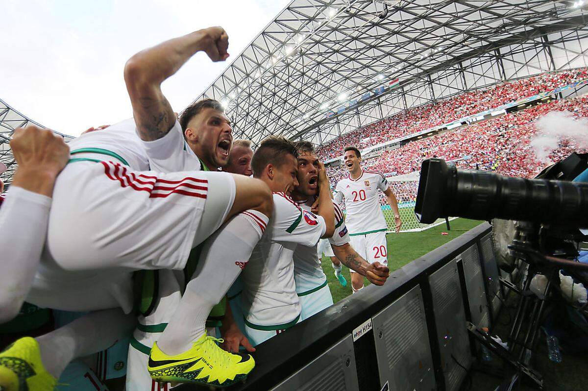 Ungarn feiert den späten 1:1-Ausgleich gegen Island.