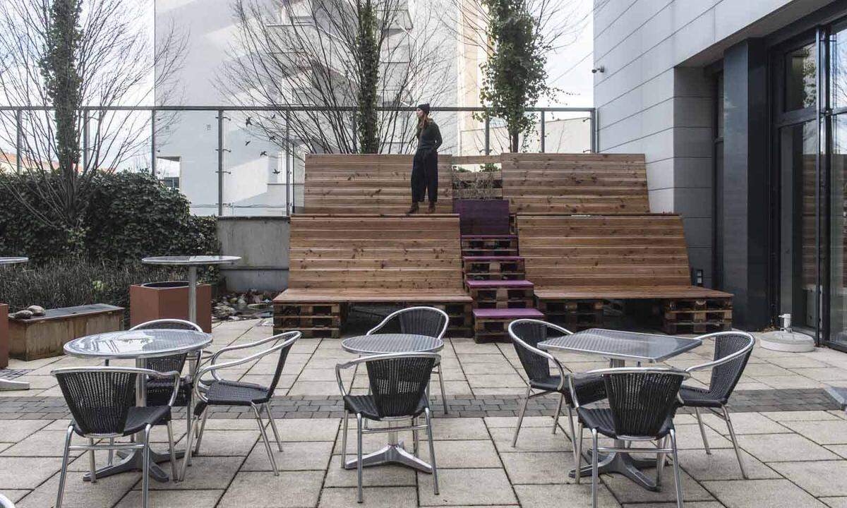 Ein Zen-Garten mit Tribüne soll Mitarbeiter entschleunigen. Im Sommer wird hier gegrillt. 