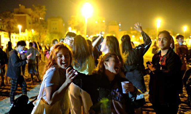 Beach-Party in Barcelona: Junge Menschen feierten Samstagnacht das Ende des Lockdowns – trotz hoher Coronazahlen.  