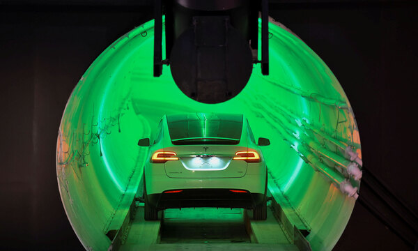 Das Auto fährt dann mit eigenem Antrieb durch die Röhre.