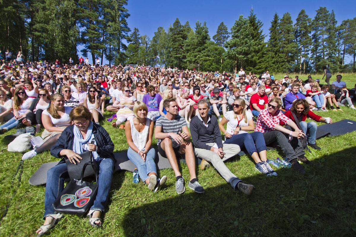 Auf der idyllischen Insel findet zu diesem Zeitpunkt ein Ferienlager der sozialdemokratischen Jugend statt. Es sollte über Politik diskutiert, gezeltet und Fußball gespielt werden. Premier Jens Stoltenberg wird später sagen: "Das Paradies für Jugendliche wurde zur Hölle."  Bild: Aufnahme aus der Ferienlager vom Tag vor dem Massaker 