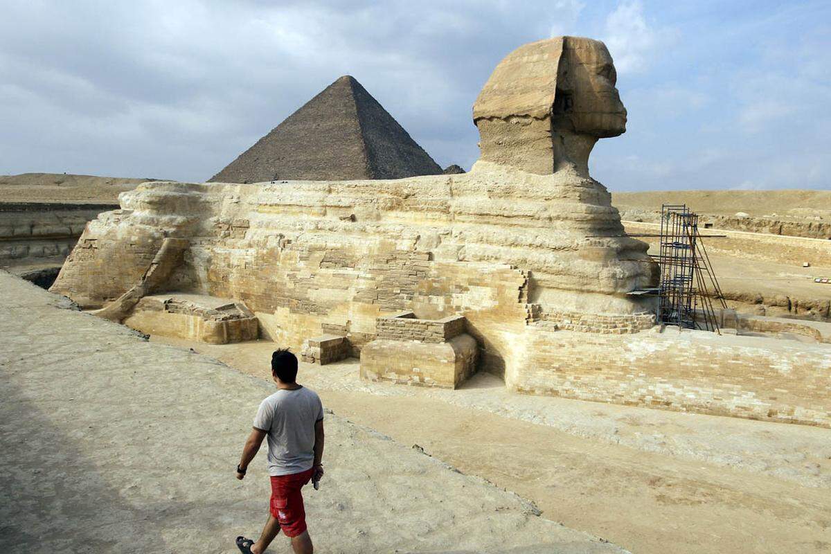 Noch vor kurzem ein Touristen-Magnet, jetzt wie ausgestorben: Die Pyramiden von Gizeh in Ägypten.