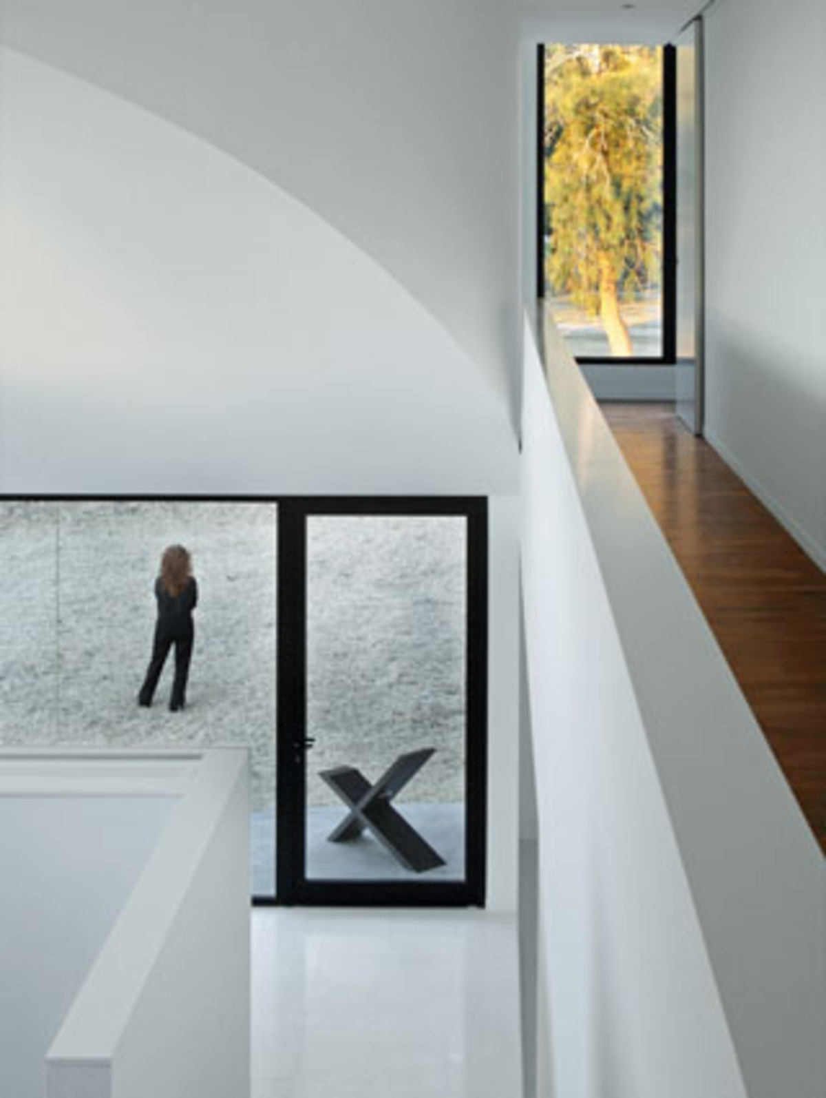 Vor allem im Obergeschoß ist die Komposition aus architektonischen Elementen – Treppen, Gängen, Wänden und Fens­tern – gelungen. Ein spezielles Lichtspiel entsteht durch die ungewöhnliche Anordnung von Türen und Fenstern in verschiedenen Größen.