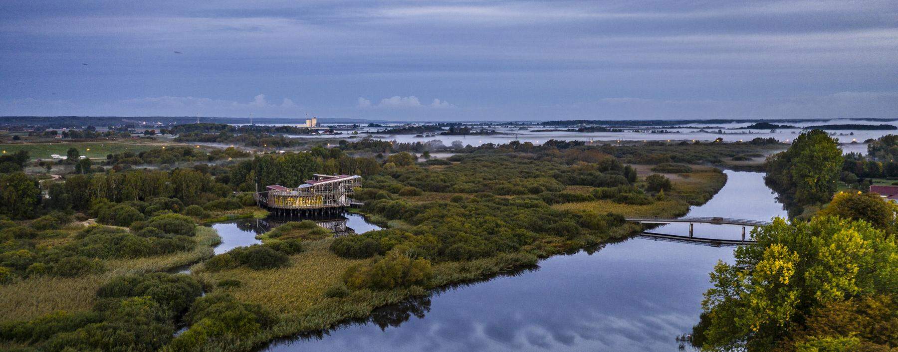 Auf den 400 Kilometern Wegstrecke an der Küste von Skåne müssen Radler immer wieder über das Wasser: Hier bei Kristianstad.  