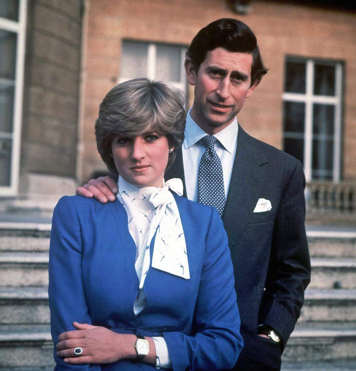 Am Verlobungsfoto mit Prinz Charles trägt Prinzessin Diana royales Blau.