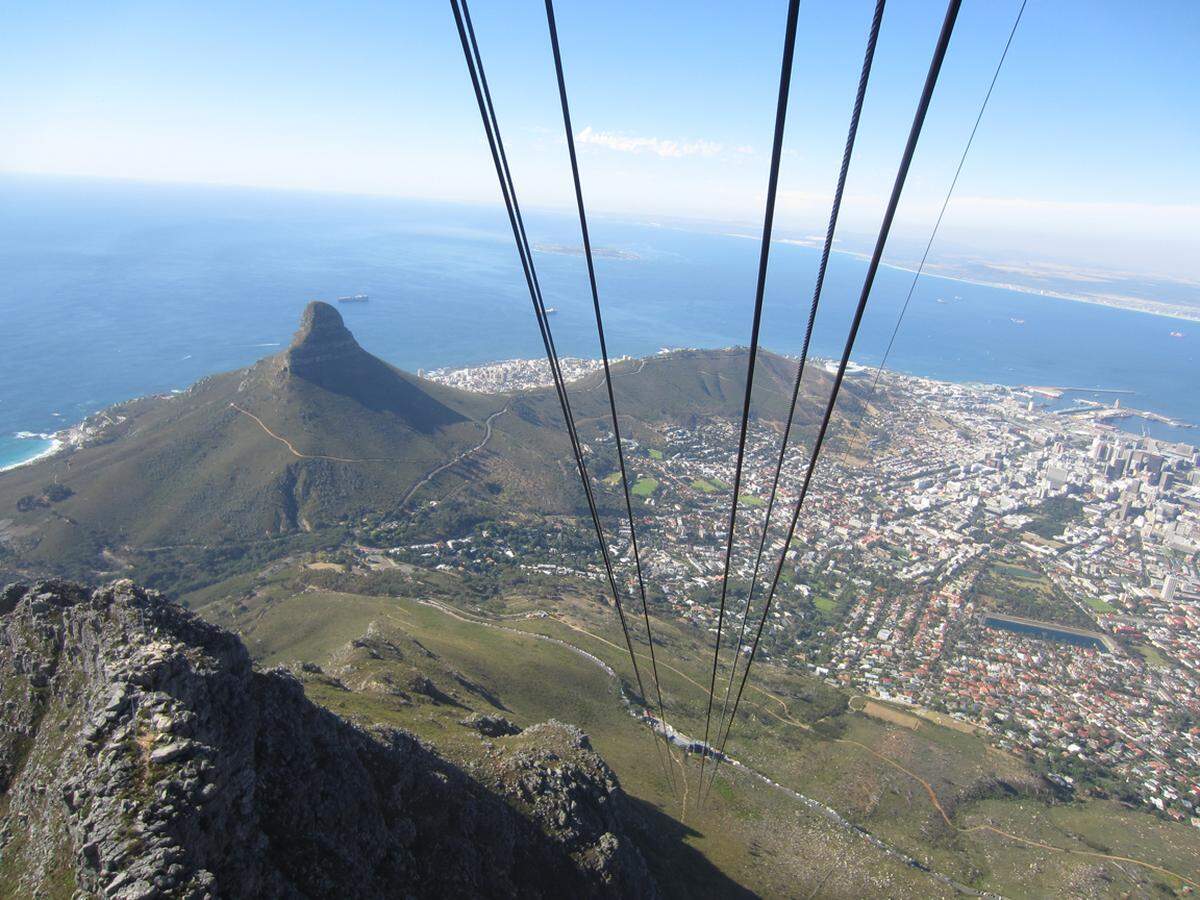 Fahrt auf den Tafelberg, die charakteristische Hochfläche über der Stadt mit Blick in alle Himmelsrichtungen …