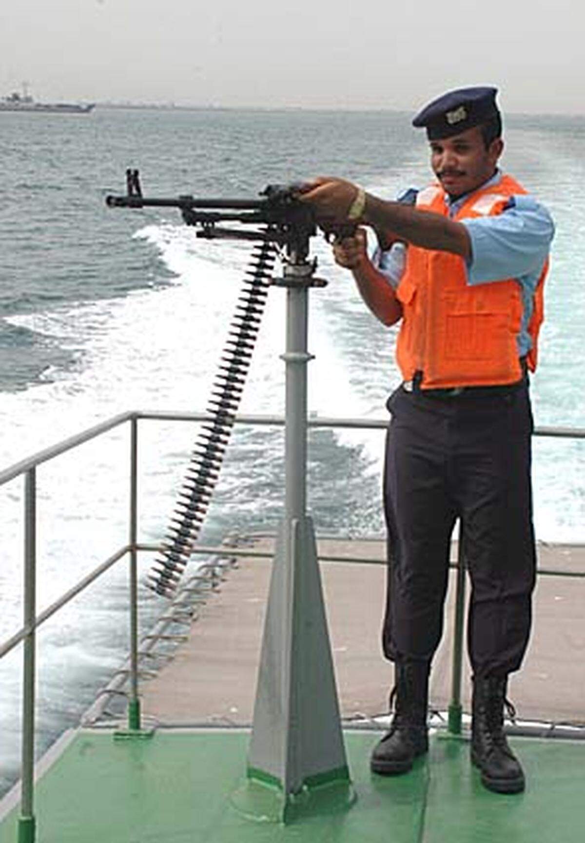 Waffen haben oft nur die Schiffe der Küstenwache.