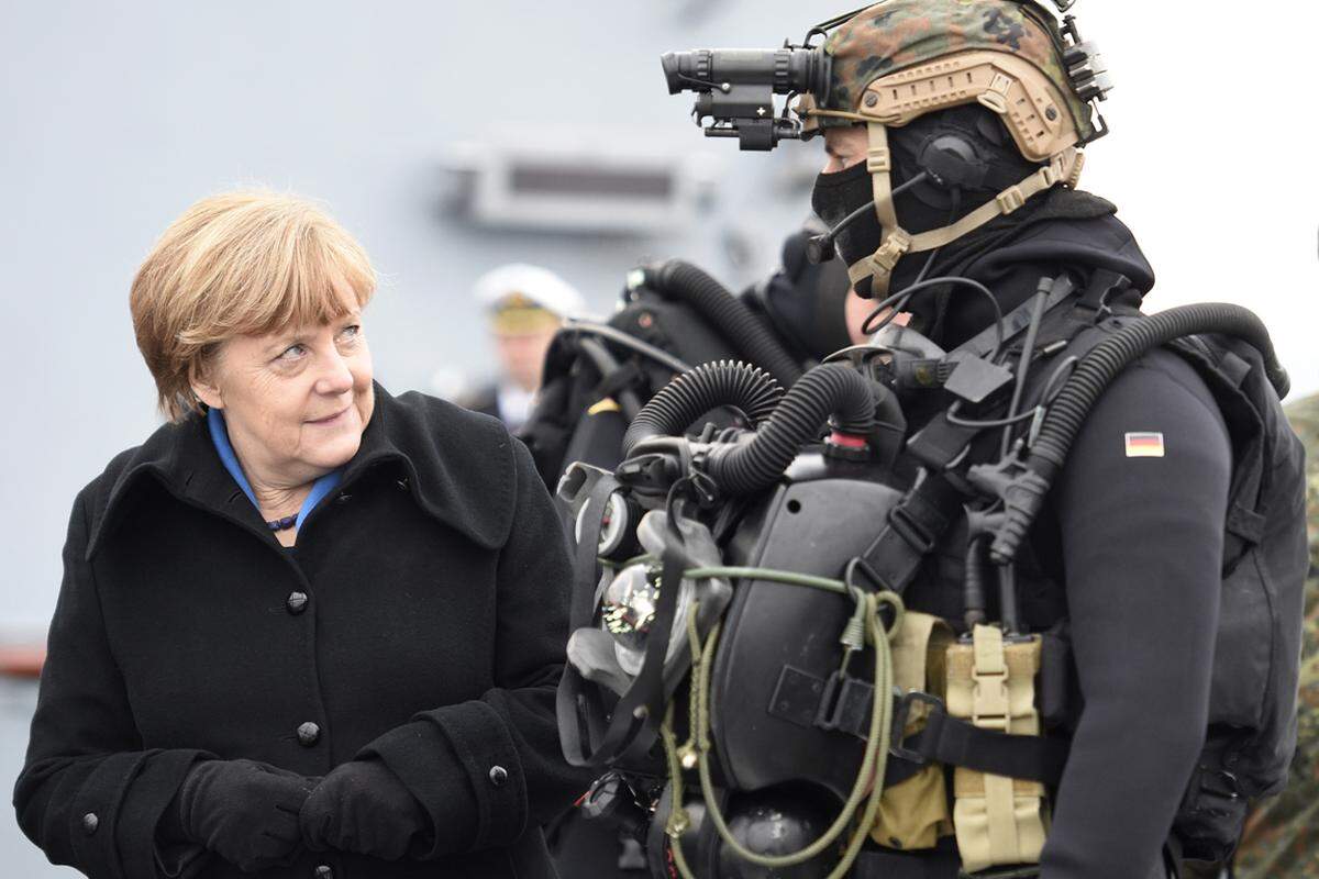19. Jänner. Verschmitzt beäugt die deutsche Kanzlerin Angela Merkel einen Taucher der deutschen Marine bei einem Besuch auf einer Basis in Kiel.