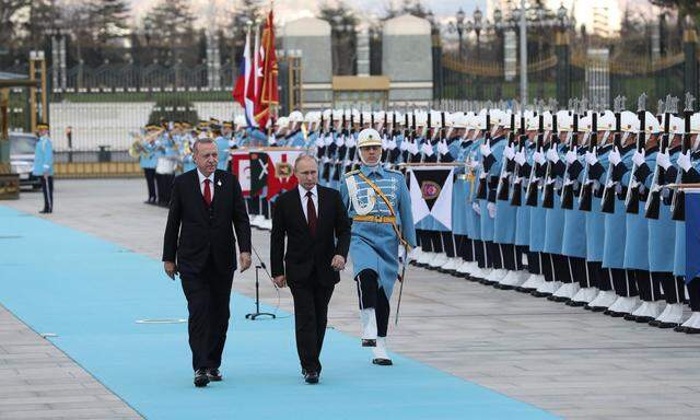 Herzlicher Empfang für Putin in Ankara. Gemeinsam mit dem türkischen Präsidenten Erdoğan feierte Russlands Staatschef den Bau eines Atomkraftwerks