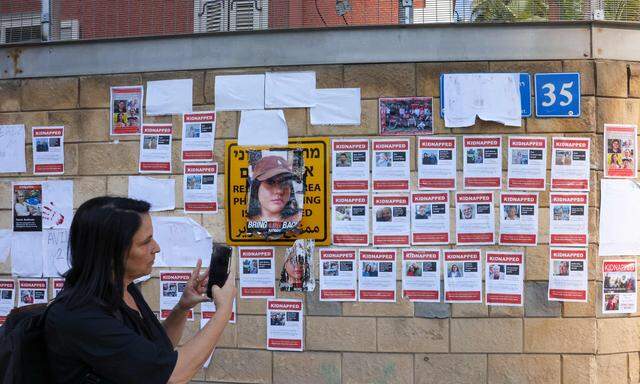 „Vermisst“: Bildern von Geiseln auf der Mauer des israelischen Verteidigungsministerium 