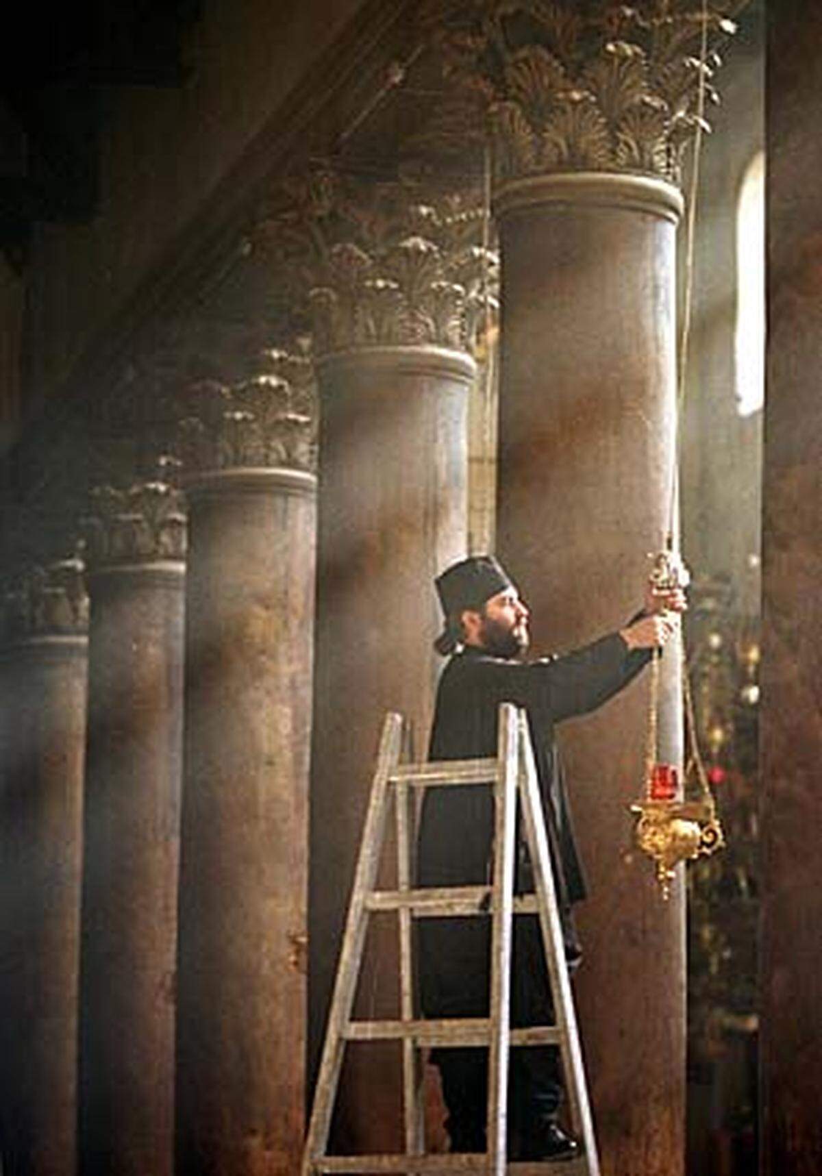 Während die Katholiken die Geburt Christi am 24. und 25. Dezember in Bethlehem feiern, begehen die Armenier Weihnachten am 5. Jänner und die Orthodoxen am 6. Jänner.