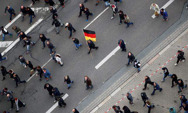 Bei den rechten  Kundgebungen in Chemnitz, bei denen teils extreme Rechte bis Neonazis  aufmarschiert sind, waren prominente Vertreter der österreichischen Rechten dabei.