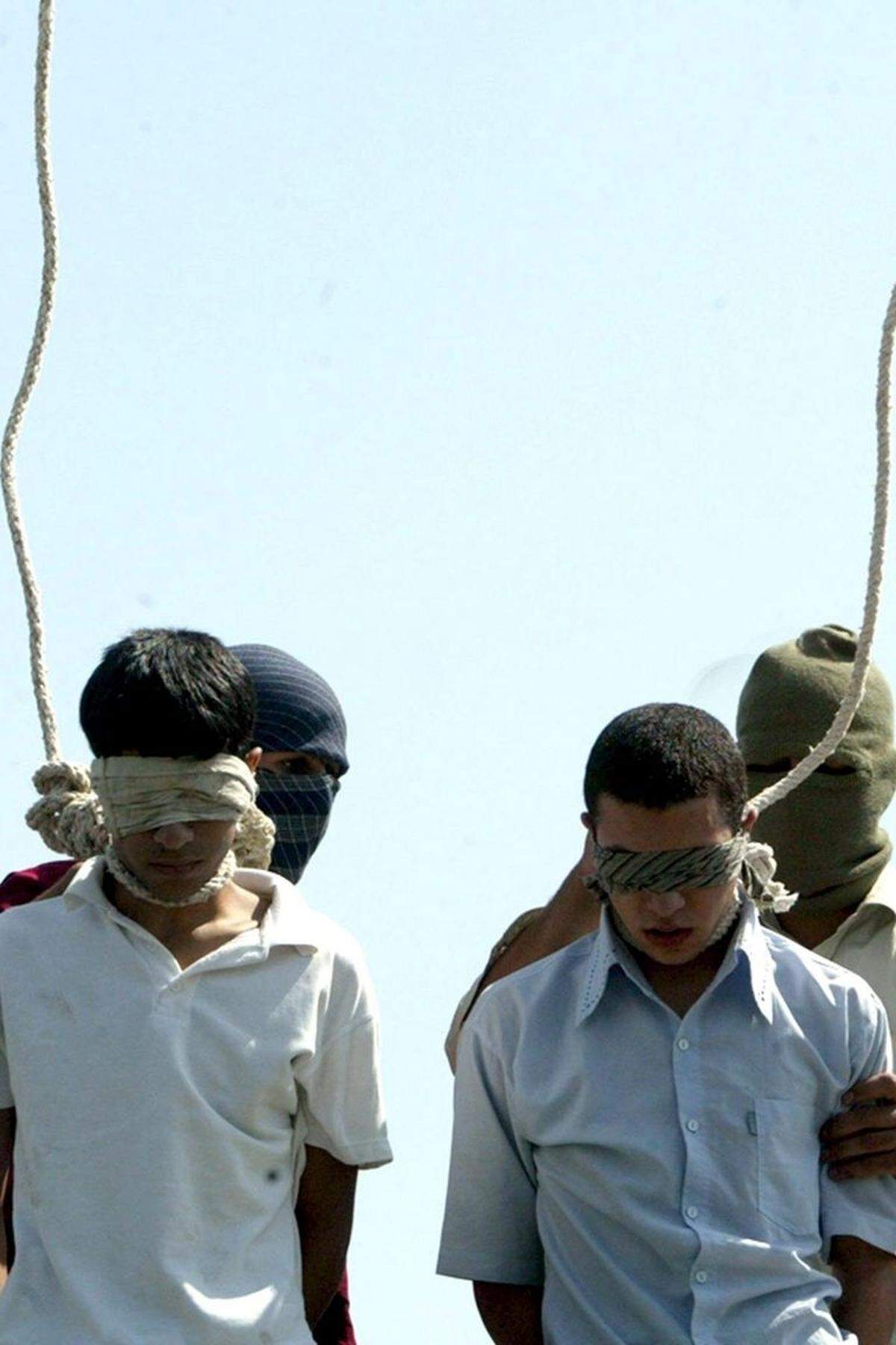 Während Irans neuer Präsident Hassan Rouhani im Westen als Hoffnungsträger gesehen wird, ist die Anzahl der Todesstrafen im Iran in seiner Amtszeit massiv angestiegen. Sind 2012 noch 79 Personen hingerichtet worden, so starben 2013 mehr als 369 durch den Strang.