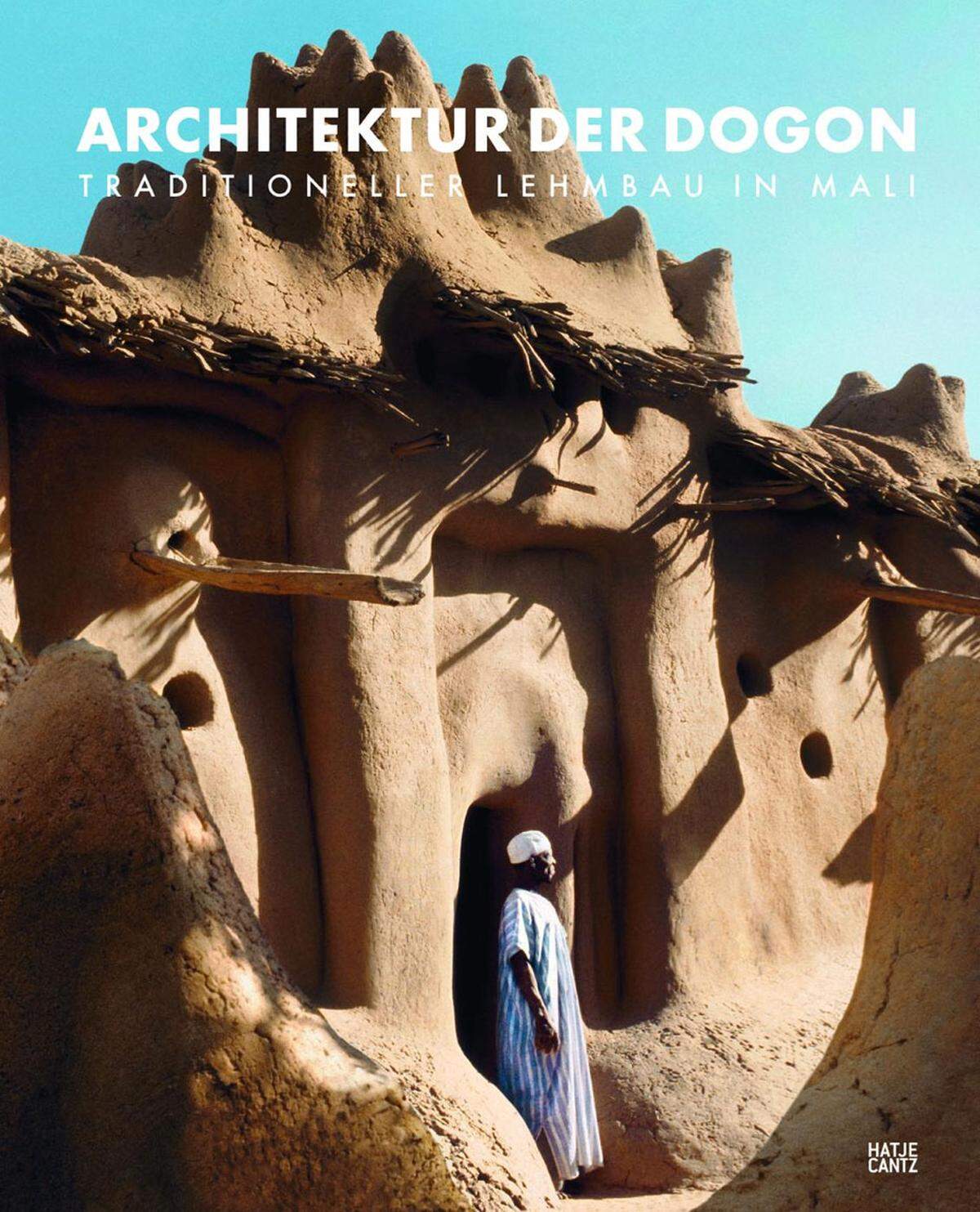 Mit jedem Jahr droht ein Stück der fantastischen Architektur der Dogon in Mali verloren zu gehen. Einerseits weil die Bewohner dieser ungewöhnlichen Lehmbauten ihr karges Land verlassen, andererseits weil Wind und Erosion an den Lehmgebäuden nagen. Entlang des Bandiagara-Felsmassivs hatten die Dogon in durchaus schwierigen Lagen eigene Häusertypen entwickelt: Getreidespeicher, Versammlungshäuser, Wohngebäude und Kultstätten, die ein verschachteltes System ergeben, das so funktional wie klimagerecht ist. 1989 wurden die Felsen von Bandiagara als Weltkulturebe der Unesco deklariert. Wolfgang Laubers Buch zur "Architektur der Dogon" ist das Ergebnis einer ersten, intensiven Forschung und Aufarbeitung. Wolfgang Lauber (Hrsg.): "Architektur der Dogon. Traditioneller Lehmbau in Mali", Hatje Cantz Verlag, 49,80, www.hatjecantz.de