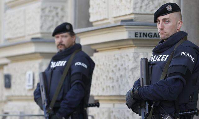 Polizeiposten vor dem Grazer Straflandesgericht