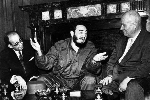 1961 versuchen die USA, mit einer Invasion in der Schweinebucht das Ruder in Kuba noch einmal herumzureißen. 1500 von der CIA ausgebildete Exilkubaner werden jedoch binnen drei Tagen besiegt. Die Operation treibt Kuba noch weiter in die Arme der Sowjetunion. Die Stationierung sowjetischer Raketen auf der Insel bringt die Welt im Oktober 1962 an den Rand eines Atomkrieges. Bild: Castro mit Nikita Chruschtschow