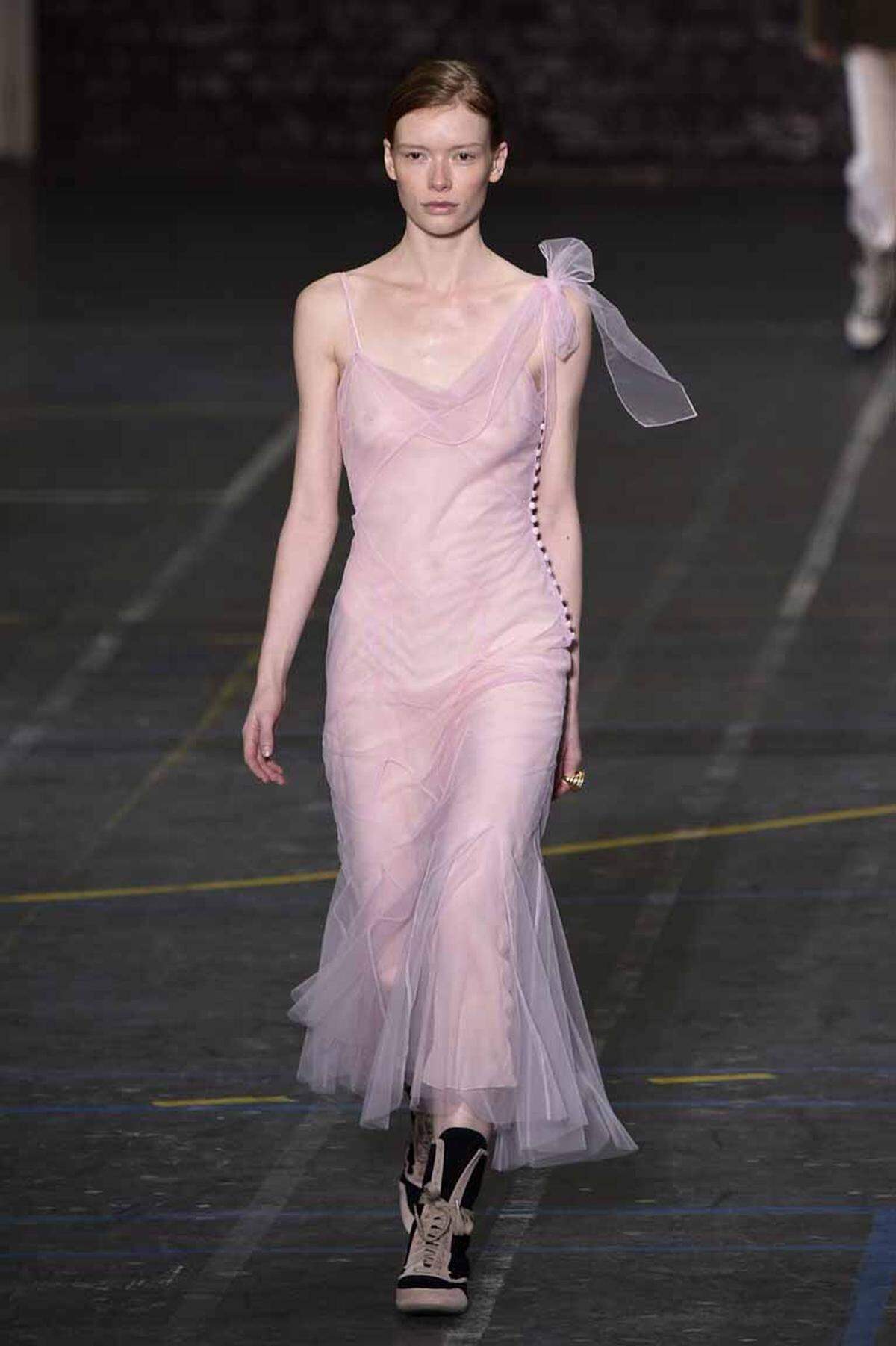Sex sells, auch auf den Laufstegen. Transparenz und gewagte Schnitte sind bei fast allen Shows in New York, London, Mailand und Paris zu sehen. Durchsichtig ist etwa dieses rosarote Kleid von John Galliano.    