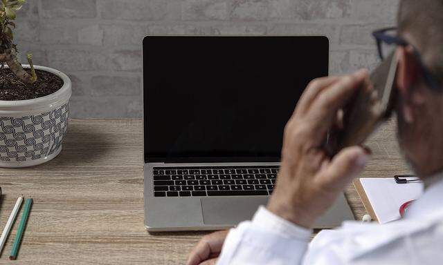 Doctor working with laptop while talking on the phone Barcelona, CT, Spain CR_AULNOK210523F-752824-01 ,model released,