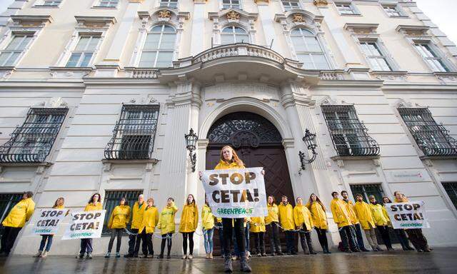 Die Umweltorganisation Greenpeace hat am Mittwoch, 16. Mai 2018, aus Protest gegen den Beschluss des Freihandelsabkommens CETA das Bundeskanzleramt am Wiener Ballhausplatz abgeriegelt.