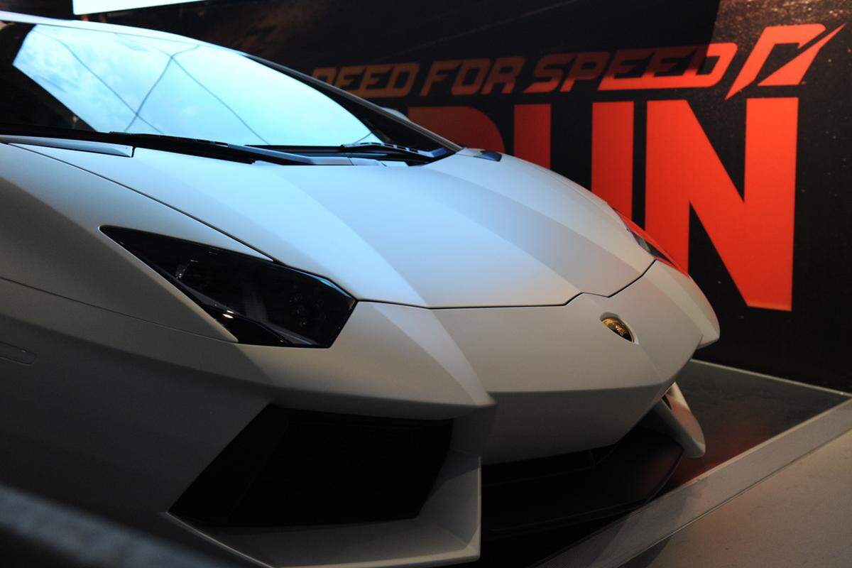 Electronic Arts fuhr für sein Rennspiel "Need for Speed: The Run" mehrere echte Boliden auf. Neben einem Shelby Mustang GT500 und einem Porsche GT2RS wurde auch dieser Lamborghini Aventador als Lockmittel ausgestellt.