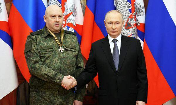 Ein Bild aus einer anderen Zeit: Wladimir Putin mit Sergei Surowikin, dem „General Armageddon“.