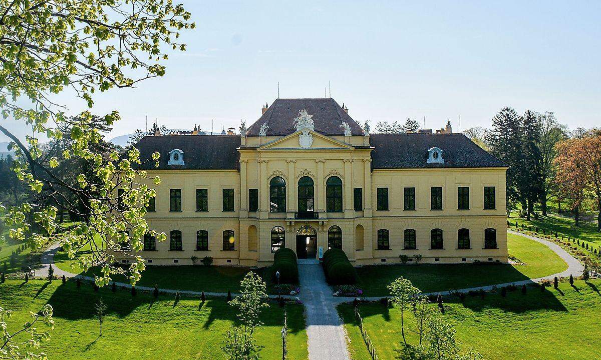 Zu den kulturhistorisch bedeutsamsten Gebäuden der Bundesforste gehören etwa das Jagdschloss Eckartsau in den Donau-Auen, . . .