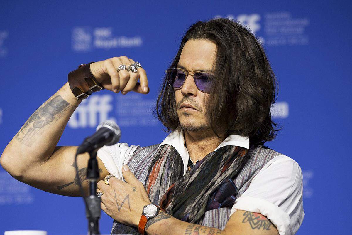 Tätowierungen sind auch schon lange in die Traumfabrik eingezogen. Hollywood-Star Johnny Depp ist ein echter Tattoo-Fan. Für seine erste große Liebe Winona Ryder ließ er sich "Winona forver" auf die rechte Schulter tätowieren, nach der Lösung der Verlobung mussten zwei Buchstaben des Namens weichen.