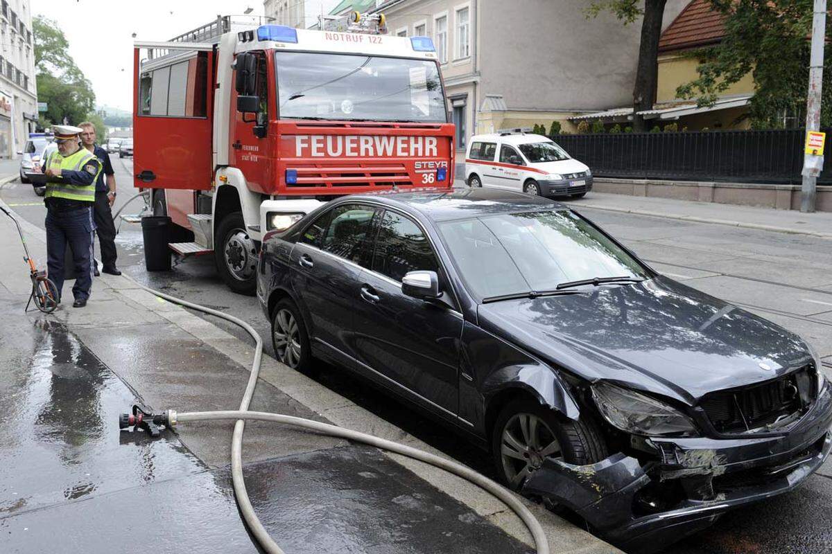 Der Mercedes mit Schweizer Kennzeichen sprang beim Ausparken auf den Gehsteig und hat die Gäste niedergefahren.