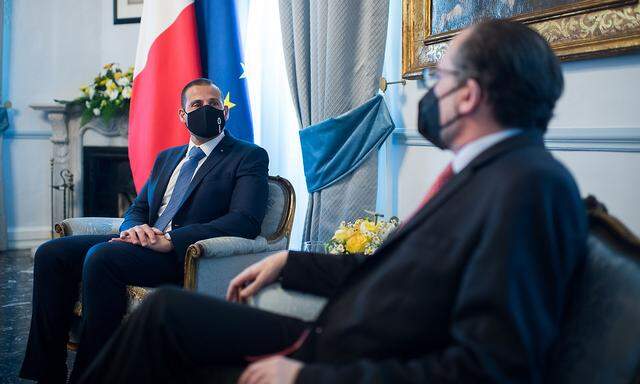 Alexander Schallenberg (re.) im Gespräch mit seinem maltesischen Amtskollegen Evarist Bartolo - hier auf einem Bild, das das Außenministerium zur Verfügung stellt.