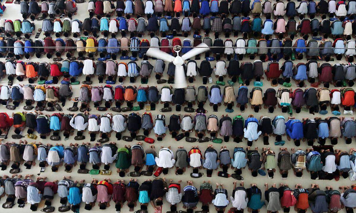 Weltweit gibt es etwa 1,8 Milliarden Muslime. Der Ramadan ist ihr heiligster Monat. Ein Großteil der Muslime fastet in dieser Zeit. Von den rund 700.000 in Österreich lebenden Muslimen fasten schätzungsweise rund 80 Prozent. Muslimische Studenten beten in Medan, Indonesien