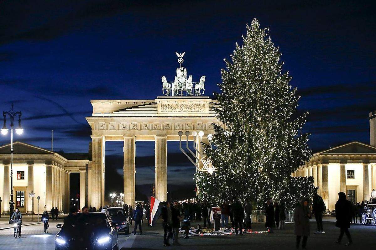 In 30.000 Lichter und 1000 Weihnachtskugeln ist der Christbaum vor dem Brandenburger Tor in Berlin gehüllt. Dass die Tanne derart klassisch geschmückt ist, wohl kein Zufall. Die erste schriftliche Erwähung eines Weihnachtsbaumes im heutigen Sinn stammt aus Mainz aus dem Jahr 1527.