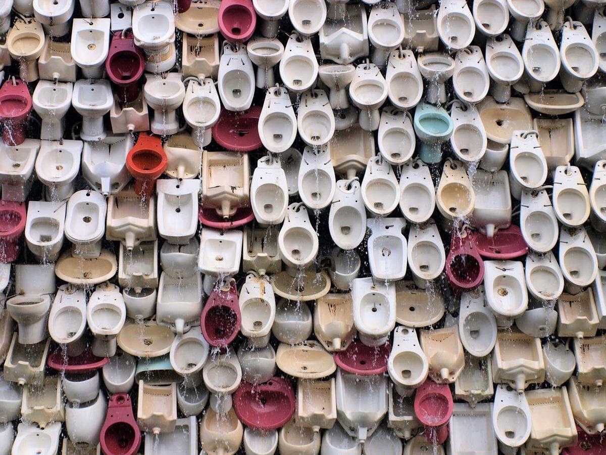 Ein Springbrunnen aus 10.000 Toiletten, Waschbecken und Urinalen wurde im Shiwan Park im chinesischen Foshan errichtet. Für die 100 Meter lange und fünf Meter hohe Installation zeichnet Künstler Shu Yong verantwortlich.    